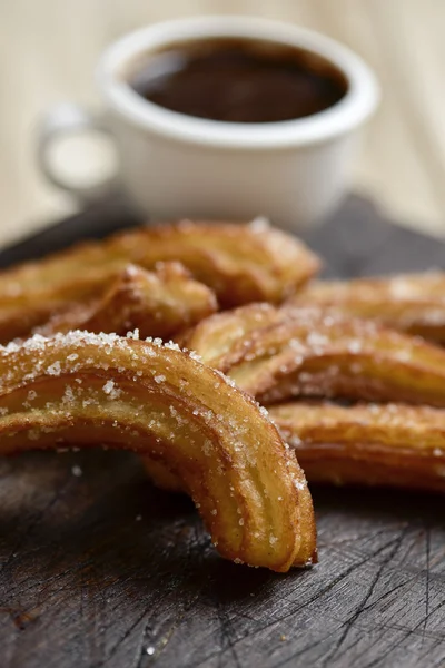 Churros con csokoládé, egy tipikus spanyol édes snack — Stock Fotó