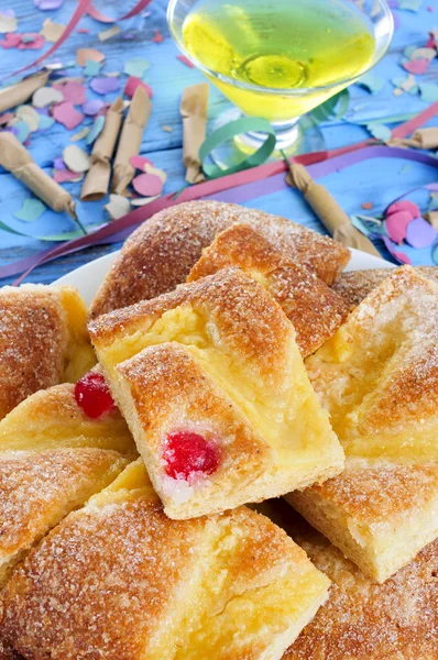 Coca de Sant Joan, típico pastel plano dulce de Cataluña, España —  Fotos de Stock