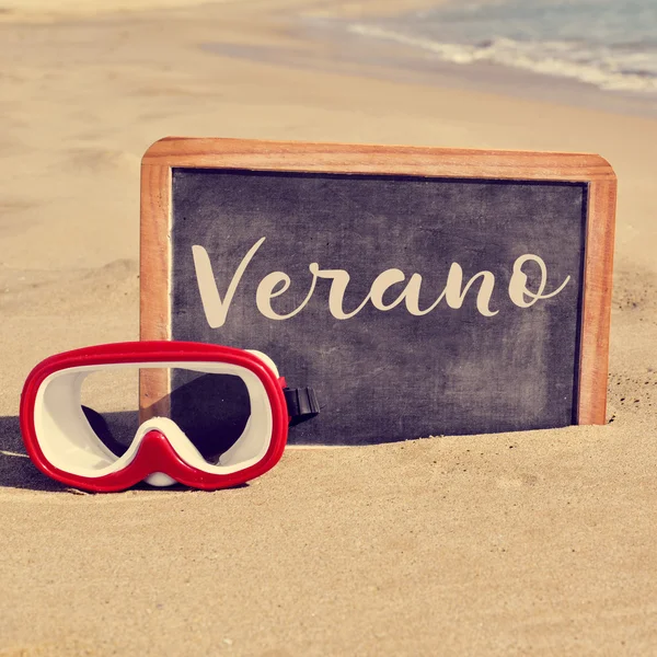 Palabra verano, verano en español, en una pizarra en la playa —  Fotos de Stock