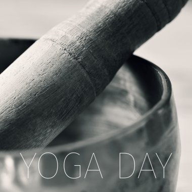 metin yoga gün ve Tibet şarkı kase