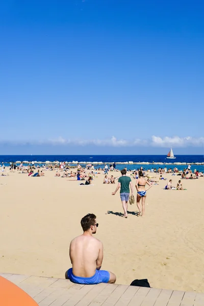 Soldyrkare på La Barceloneta stranden, i Barcelona, Spanien — Stockfoto