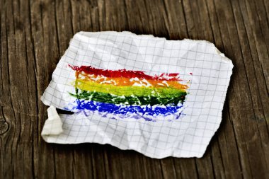 bir parça kağıda bir gökkuşağı bayrağı ile