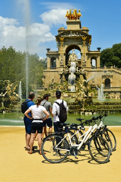 Lidé v Parc de la Ciutadella v Barceloně, Španělsko — Stock fotografie