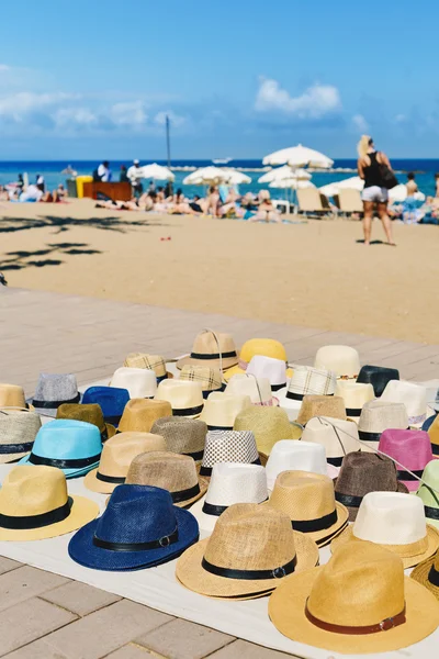 Hüte zum Verkauf am Strand von Barceloneta in Barcelona, Spanien — Stockfoto