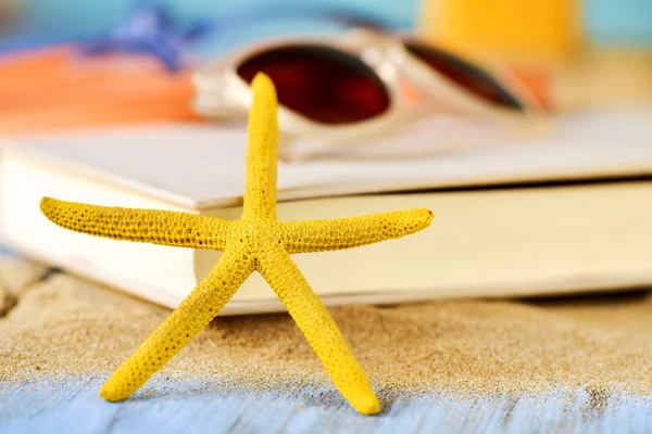 Deniz yıldızı, kitap ve güneş gözlüğü — Stok fotoğraf