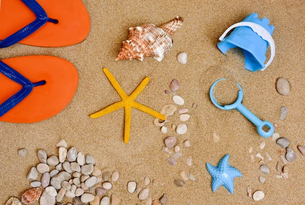 Coisas de verão na areia de uma praia — Fotografia de Stock