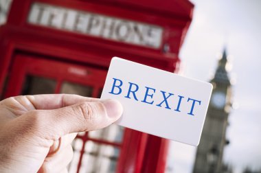 kırmızı telefon kulübesi ve metin Brexit