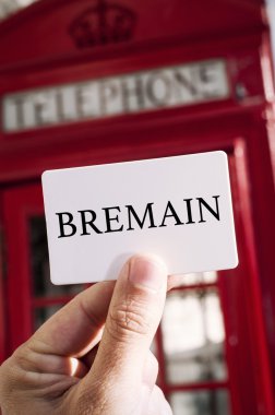 kırmızı telefon kulübesi ve metin Bremain