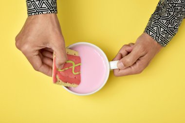 pembe bisküvi pembe bir milkshake iliklerine adam
