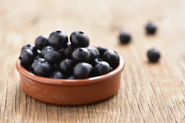 Blueberries on a wooden table — Stock Photo, Image