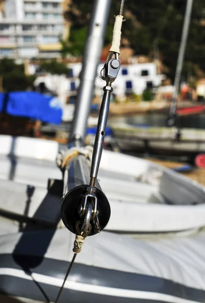 Veleros en un pueblo mediterráneo — Foto de Stock