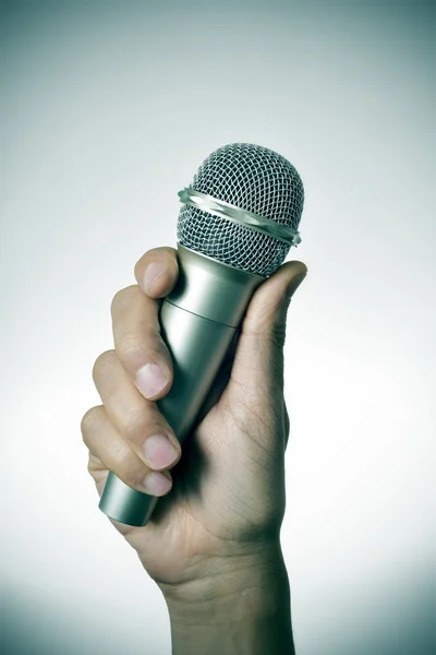 Homme avec un microphone à la main — Photo