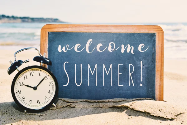 Texto bem-vindo verão, na praia — Fotografia de Stock
