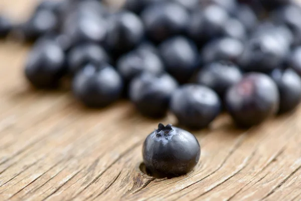 Blueberries on a wooden table — Stock Photo, Image