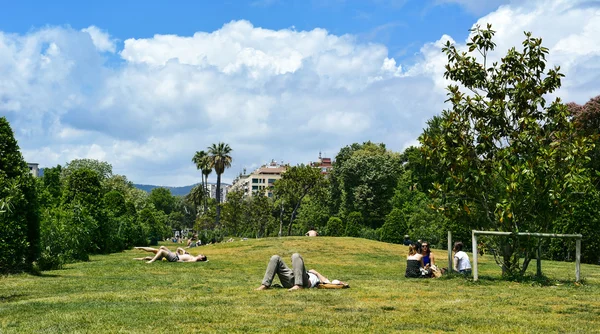 People resting at Parc de la Ciutadella in Barcelona, Spain — Stock Photo, Image