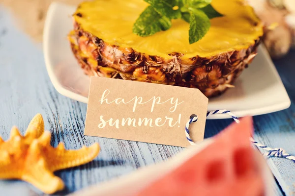 Metin mutlu yaz, deniz yıldızı, ananas ve karpuz — Stok fotoğraf