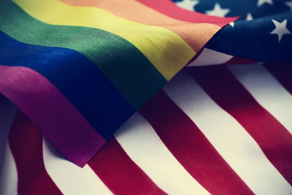 Gay pride flaggan och amerikansk flagga — Stockfoto