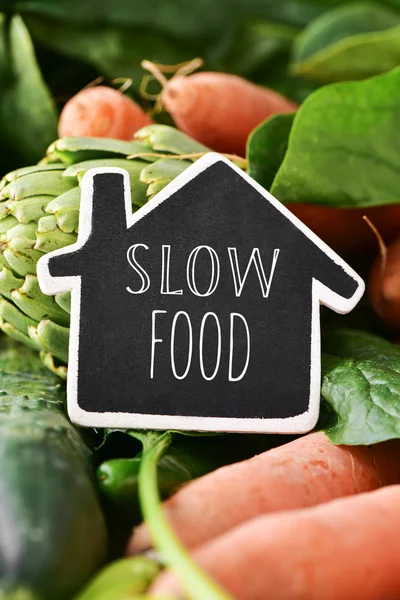 Surowe warzywa i tekst slow food — Zdjęcie stockowe