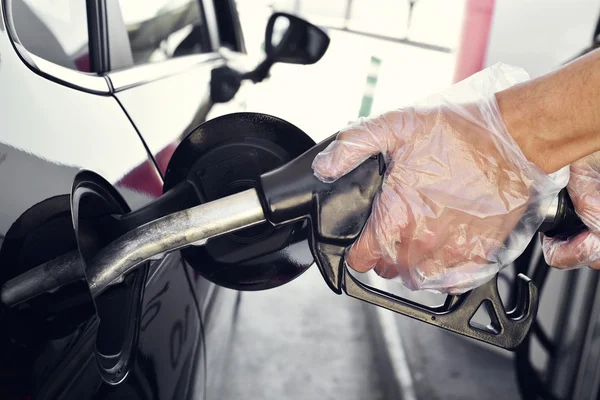 Llenar el depósito de combustible de un coche — Foto de Stock