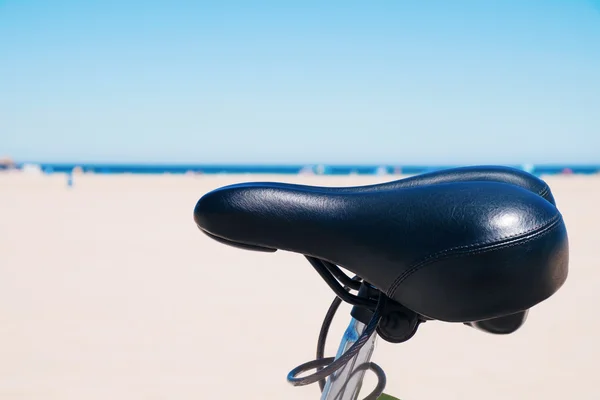 Bicicleta estacionada ao lado do oceano — Fotografia de Stock