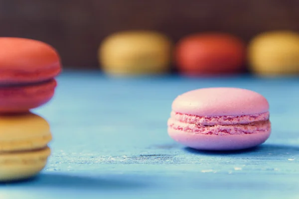 Macarons na powierzchnię rustykalne niebieski — Zdjęcie stockowe