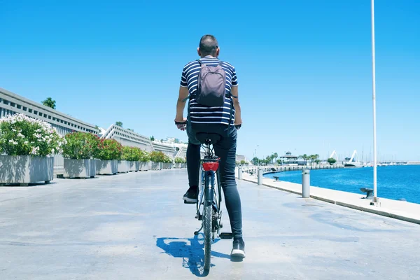 Άνθρωπος ποδηλασία από το λιμάνι της Βαλένθια, Ισπανία — Φωτογραφία Αρχείου