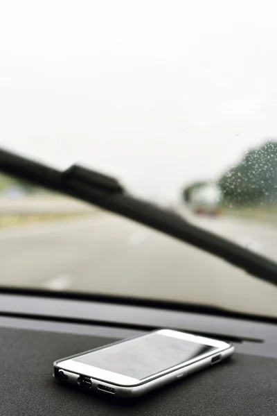 Smartphone på instrumentbrädan i en bil — Stockfoto