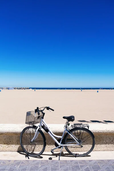Bisiklet La Malvarrosa beach, Valencia, İspanya — Stok fotoğraf