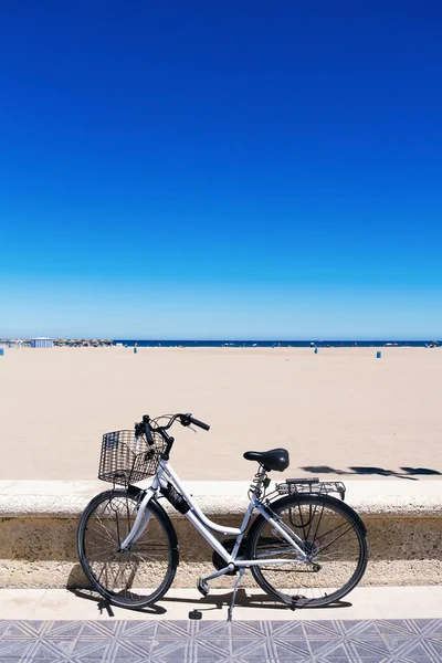 Fahrrad in la malvarrosa strand, valencia, spanien — Stockfoto