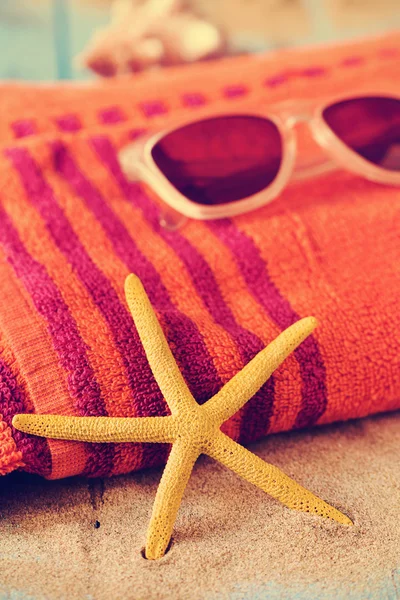 Estrellas de mar, gafas de sol y toalla de playa — Foto de Stock