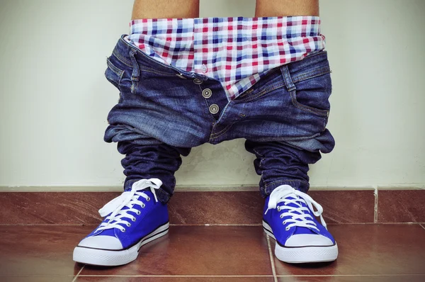 Giovane uomo con i pantaloni e biancheria intima giù — Foto Stock