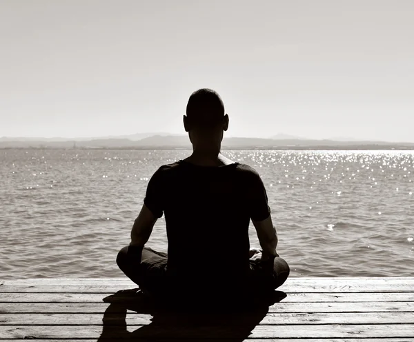 Joven meditando al aire libre visto desde atrás — Foto de Stock