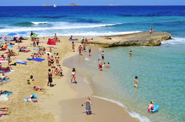 Sunbathers na pláži Cala dotyk v San Antonio na ostrově Ibiza, lázně — Stock fotografie