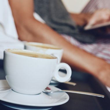 kahve ve genç adam yatakta