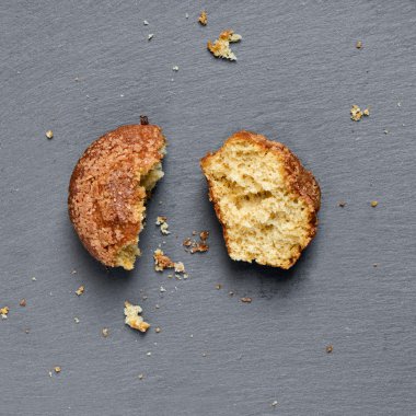 arduvaz arka plan üzerinde düz kek