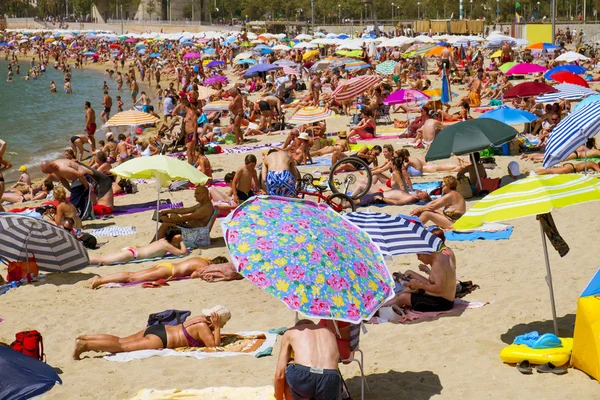 Люди в Nova Icaria Beach, в Барселоне, Испания — стоковое фото