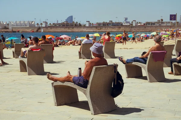 Menschen am nova icaria beach, in barcelona, spanien — Stockfoto