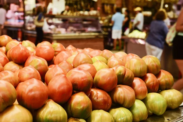 Tomatoes on sale in a public market — Stock Photo, Image