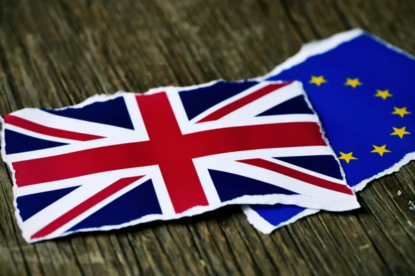 Die europäische und die britische Flagge — Stockfoto