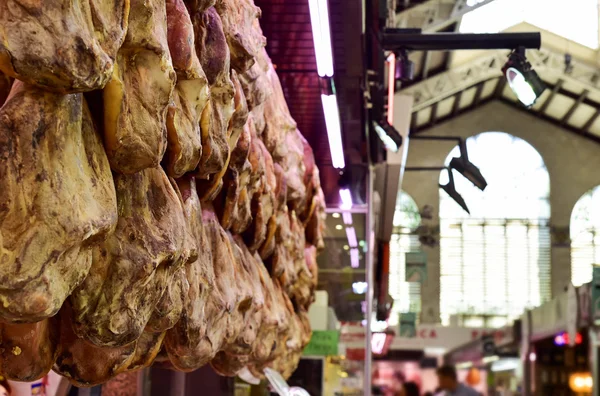 Jamón serrano a la venta en un mercado público en España — Foto de Stock