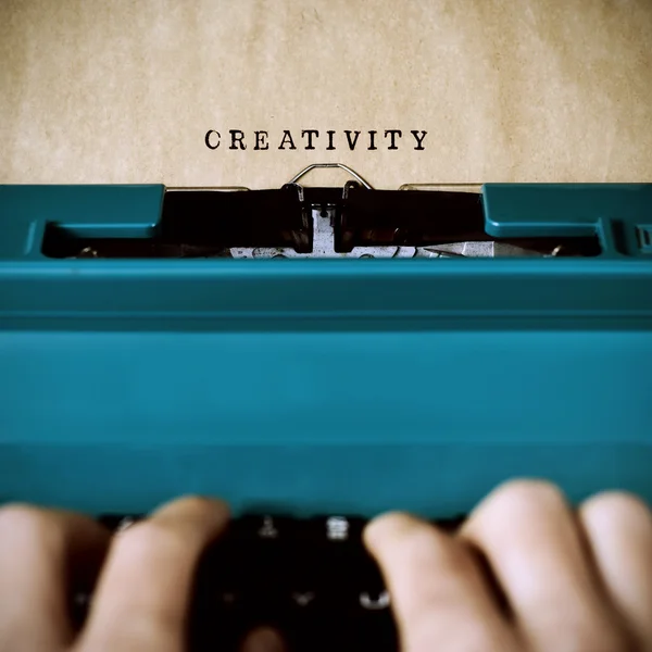 Man typewriting the word creativity — Stock Photo, Image
