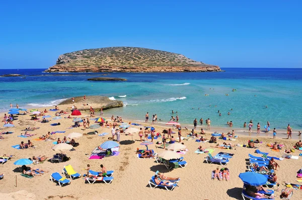 Soldyrkare på Cala Conta beach i San Antonio, ön Ibiza, Spa — Stockfoto