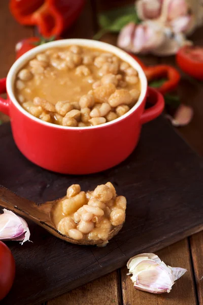 Potaje de garbanzos, a spanish chickpeas stew, on a wooden table — Stock Photo, Image
