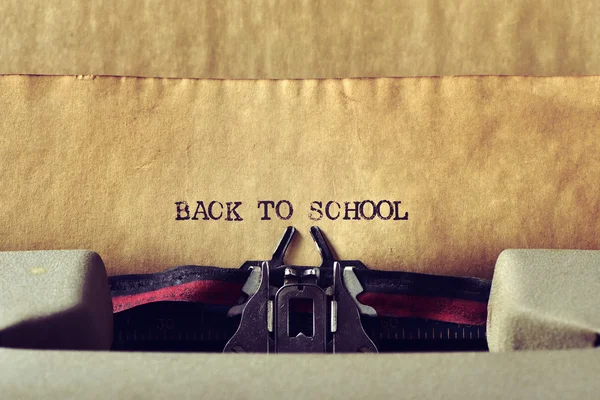 Texto de vuelta a la escuela escrito con una máquina de escribir — Foto de Stock