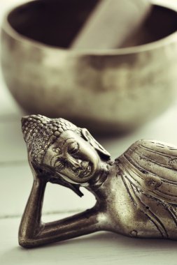 Buda uzanmış ve şarkı kase