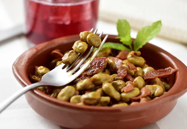 Spansk bred bønne gryderet med serrano skinke - Stock-foto