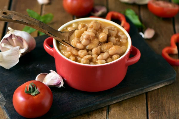 Potaje de garbanzos, a spanish chickpeas stew, on a wooden table — Stock Photo, Image