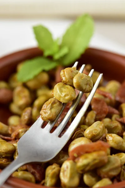 Spanische Saubohnen-Eintopf mit Serrano-Schinken — Stockfoto