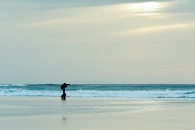 köpek ve adam denizin önünde fotoğraf çekimi