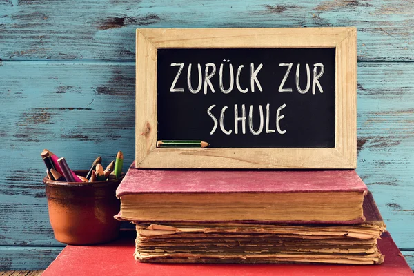 Text zurück in die Schule auf Deutsch in einer Tafel — Stockfoto